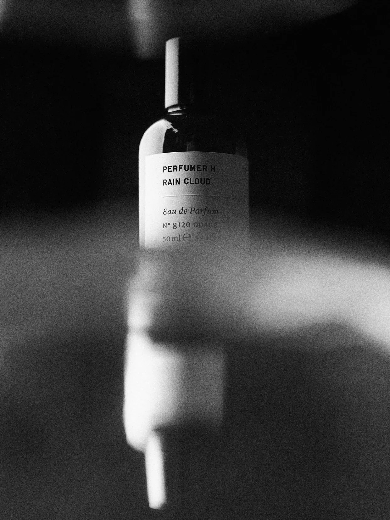 Perfumer H Rain Cloud 香水瓶的黑白靜物