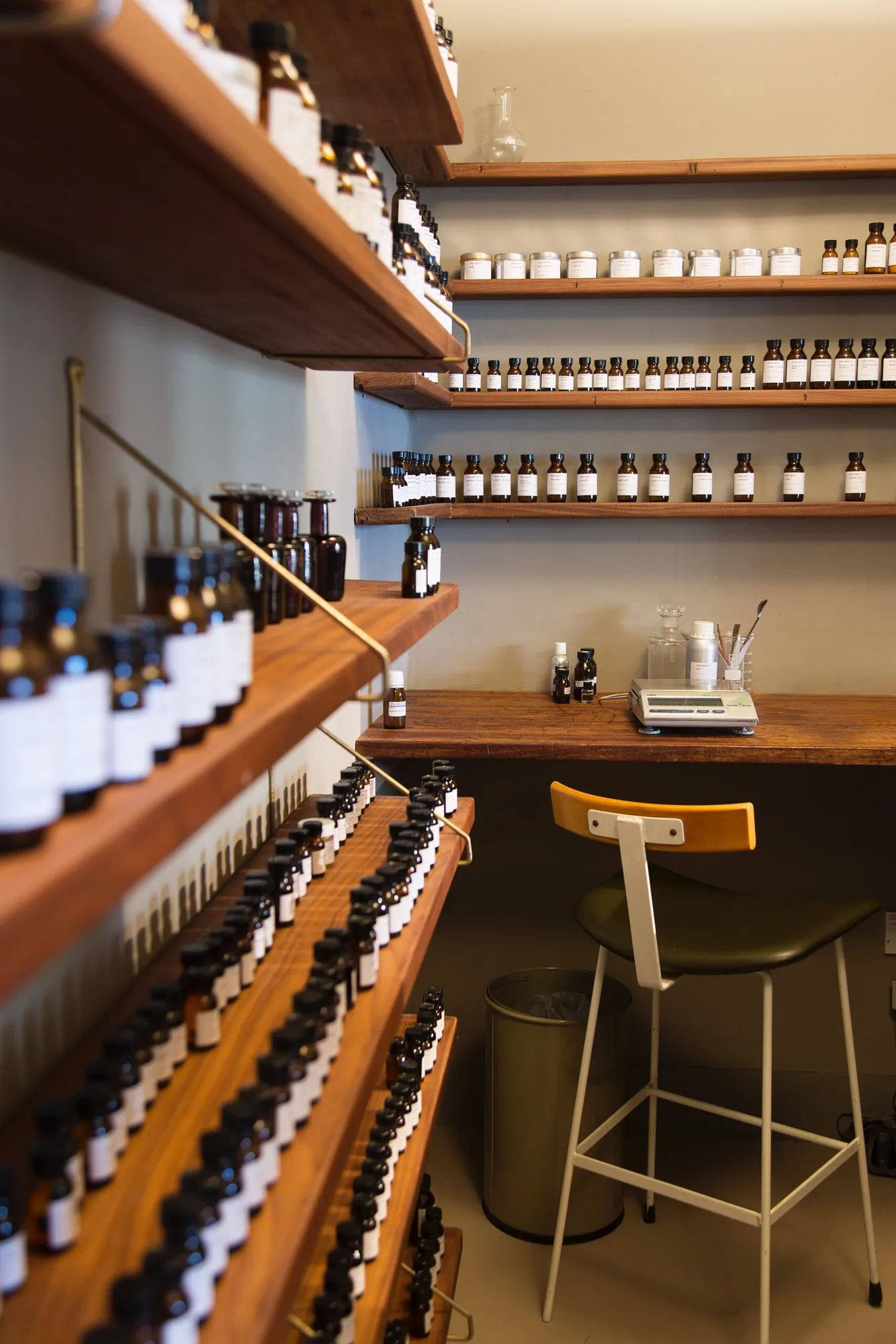 Perfumer H 室內空間、香氛層架與中央工作桌
