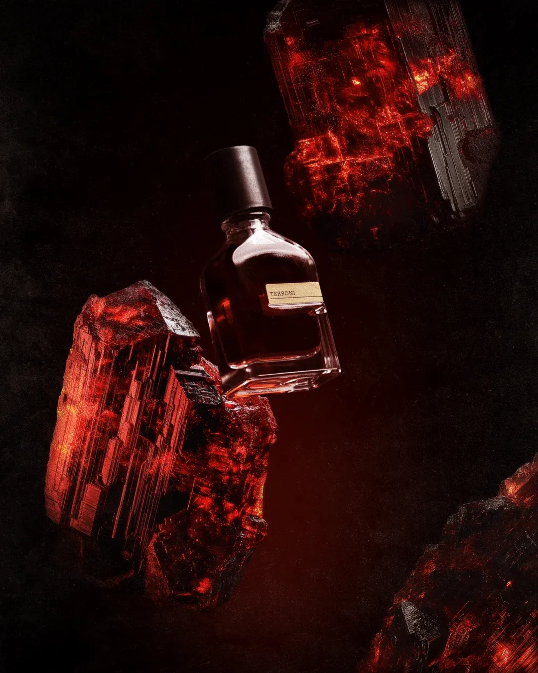 Orto Parisi Terroni 香水瓶置於發光的紅色礦物形態之間